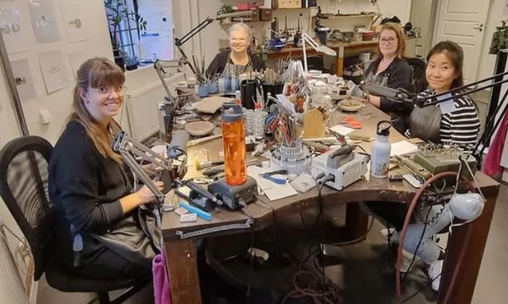 De anställda i verkstaden hos Guldsmedjan AG/AU Design