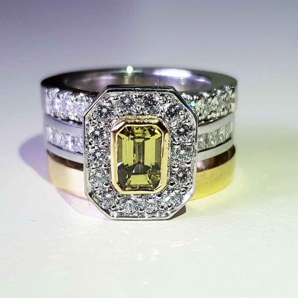 Ring med diamanter och sten