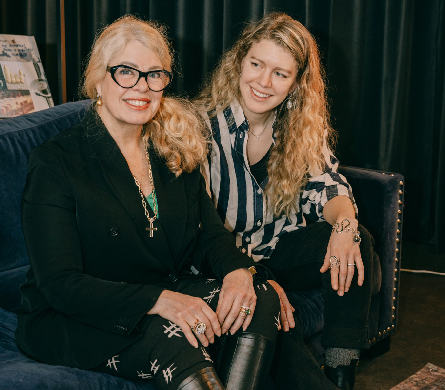 De två guldsmeder som jobbar hos KJ Design